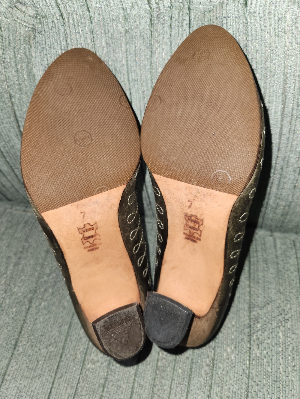 🍉John Fluevog Olive Leather Mid-Heel Pumps with Cream Stitching - Picture 5 of 7